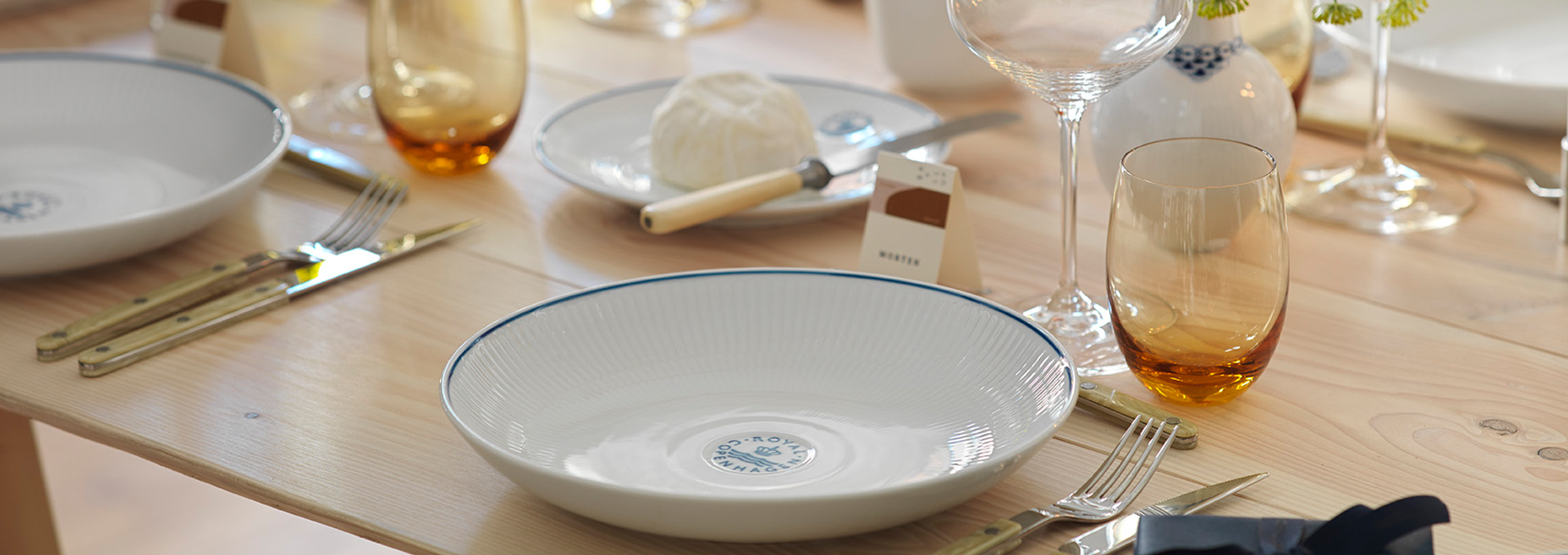 A light and nordic inspired table set with the Blueline deep plate in focus